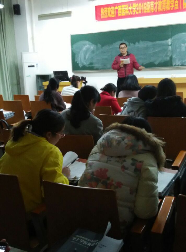 柳州市人民醫(yī)院點(diǎn) 周照興老師在上大學(xué)英語(yǔ)課4.jpg