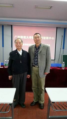 謝副院長(zhǎng)與70歲高齡學(xué)生代表合影